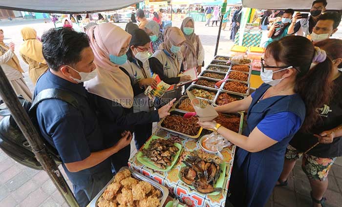 CEK MAKANAN: Balai Besar BPOM Kaltim di Samarinda dan Dinas Kesehatan Berau, melakukan pengecekan makanan yang dijual di pasar Ramadan, kemarin (27/4).