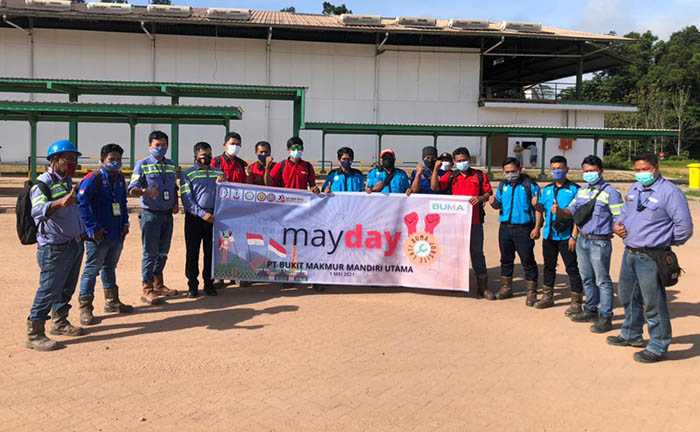 BERBAGI: Manajemen PT Buma bersama serikat buruh berbagi sembako untuk memperingati Hari Buruh.