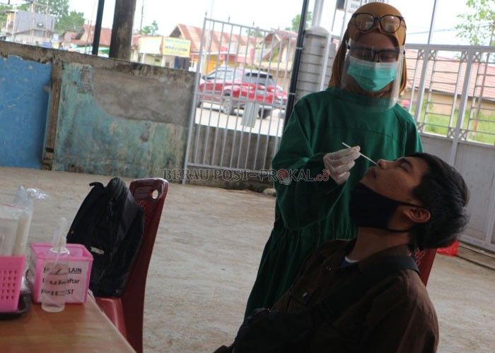 RAPID ANTIGEN: Petugas kesehatan di salah satu klinik melakukan pemeriksaan atau tes antigen sebagai salah satu syarat bepergian keluar daerah.