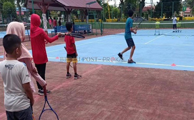 TATAP PORPROV: Pengurus cabor tenis lapangan terus menggodok kemampuan  atletnya, khususnya atlet junior dan remaja.