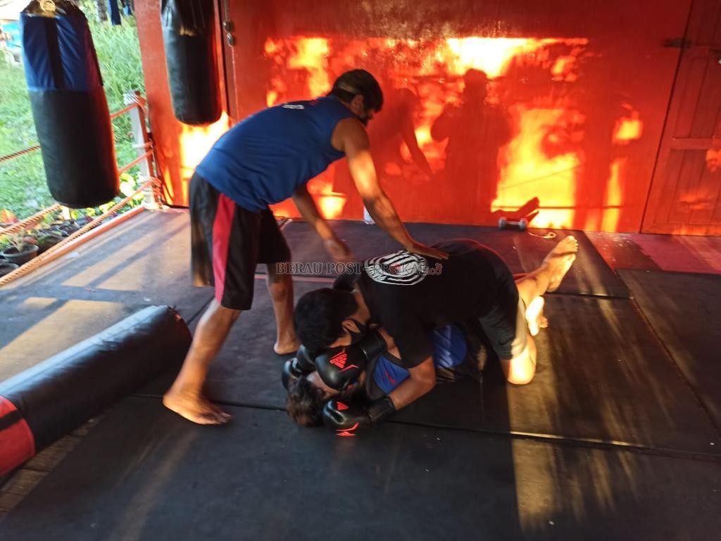 TETAP BERLATIH: Atlet Kick Boxing saat melakukan latihan rutin, beberapa waktu lalu.