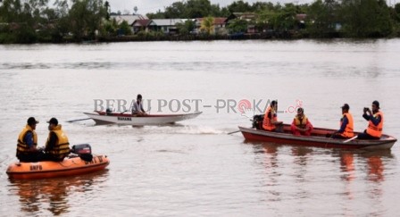 PENCARIAN KORBAN TENGGELAM: Petugas gabungan saat melakukan pencarian korban tenggelam di Sungai Segah, kemarin (5/5).