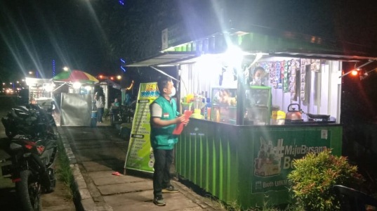 STIKER HIGIENIS: Pengambilan sampel makanan di 25 rombong PKL di Tepian Sambaliung oleh petugas Dinas Kesehatan Berau, Rabu (5/5) malam.