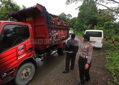 DIPANTAU: Dinas Perhubungan Berau bakal menindak truk yang membawa muatan melebihi kapasitas kendaraan.