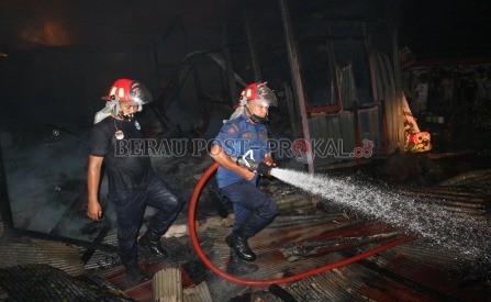 KURANG LAYAK: Alat Pelindung Diri (APD) anggota Damkar BPBD Berau yang bertugas di lapangan dianggap kurang layak.