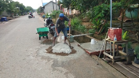 PONDASI BENDERA: Setelah tahun lalu menyiapkan tiang bendera, pada tahun ini RT 7 Kelurahan Rinding melanjutkan program tersebut dengan membuat pondasi tiang bendera.