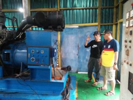 MASIH 12 JAM: Mesin pembangkit listrik untuk Kampung Batu Putih dan Lobang Kelatak belum mampu melayani penyambungan listrik 24 dalam jangka panjang.