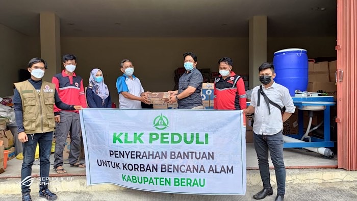 PEDULI KORBAN BANJIR: KLK Kaltim Region turut menyalurkan bantuan untuk korban terdampak banjir yang diterima oleh BPBD Berau. Bantuan selanjutnya didistribusikan kepada warga, Rabu (19/5).