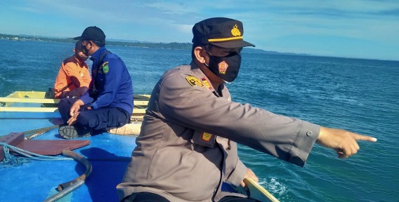 PENCARIAN: Kapolsek Talisayan AKP Herman bersama tim menyisir lokasi jatuhnya salah satu nelayan di perairan Talisayan, Sabtu (22/5).
