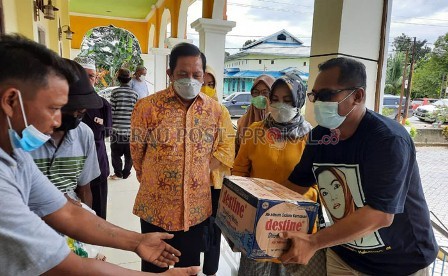 PEDULI SESAMA: Ketua Harian DPD Golkar Kaltim Makmur HAPK, memberikan bantuan kepada korban banjir di Kampung Tumbit Melayu kemarin.