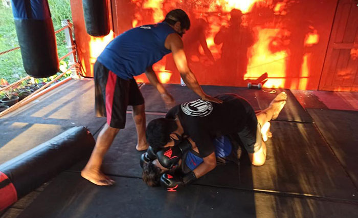 INTENS LATIHAN: Atlet Kick Boxing Berau terus mantapkan kesiapan untuk tampil di Porprov 2022.