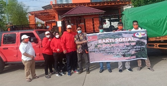 BANTUAN KEMANUSIAAN: Owner PT AJM Farijanto bersama perwakilan PT Japfa Comfeed, berfoto bersama sebelum memulai pendistribusian bantuan kepada korban banjir di tujuh kampung, Jumat lalu.