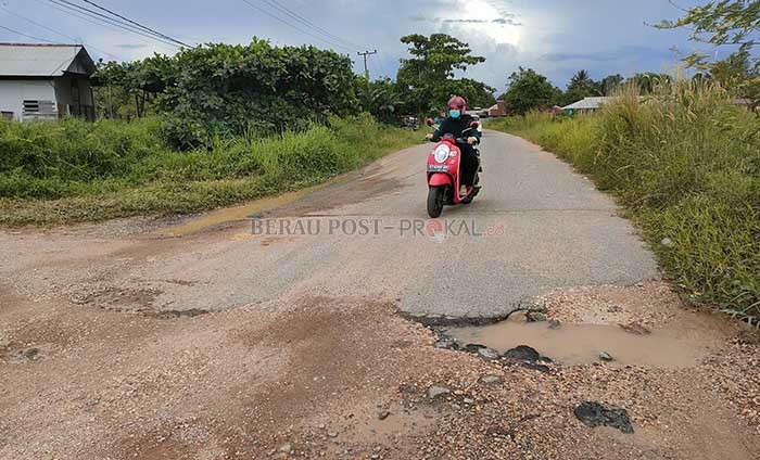RUSAK: Salah satu titik kerusakan di Jalan Gunung Panjang.