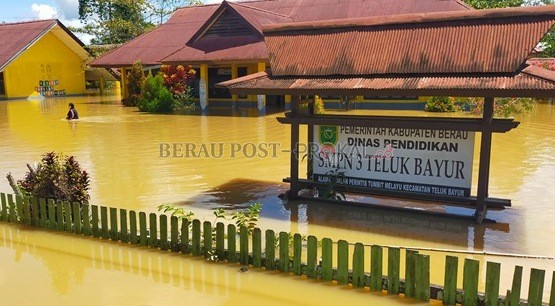 AKAN DIRELOKASI: Gedung SMP 3 Teluk Bayur saat terendam banjir beberapa waktu lalu.