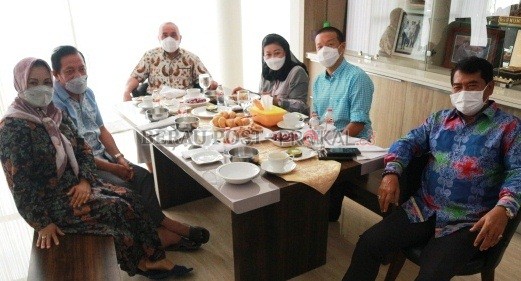 SILATURAHMI: Gubernur Kaltim Isran Noor sarapan bersama Gubernur Kaltara Zainal Arifin Paliwang di kediaman Ketua DPRD Kaltim Makmur HAPK, Jumat (4/6).