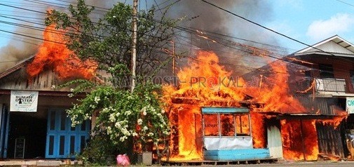 LUDES TERBAKAR: Petugas berusaha memadamkan api yang menghanguskan sebuah warung dan gudang sembako di Jalan Gatot Subroto kemarin. Sementara masyarakat turut membantu pemilik gudang untuk mengamankan sebagian barang yang masih bisa diselamatkan.