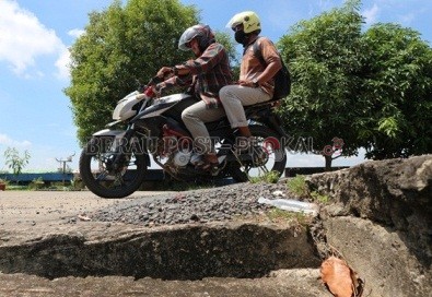 PERLU DIKAJI: Salah satu titik ruas jalan di sekitar RT 1 Kelurahan Gunung Tabur yang mulai mengalami penurunan.
