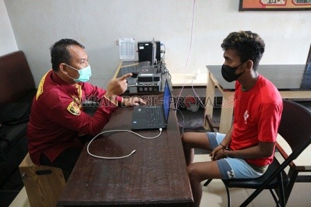 KEMBALI KE JERUJI: Irvan saat dimintai keterangan oleh penyidik Satreskrim Polres Berau.
