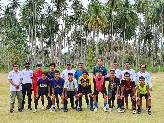 SELEKSI PEMAIN: Berau Marine FC saat melakukan seleksi di wilayah pesisir pada 6 Juni lalu yang diikuti calon pemain dari Talisayan, Batu Putih, Biatan, Tabalar, Bidukbiduk, dan sekitarnya. Sebanyak 11 calon pemain terpilih yang akan ikut seleksi akhir di