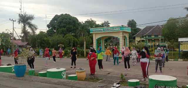 SENAM BERSAMA: Kelurahan Sambaliung mengadakan senam bersama di Tepian Sambaliung dengan penerapan protokol kesehatan, kemarin (20/6).