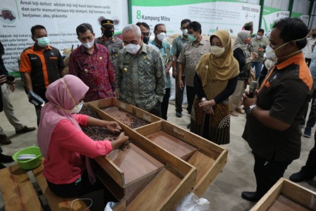 APRESIASI: Gubernur dan Wakil Gubernur Kaltim mengunjungi pabrik Berau Cocoa, salah satu unit usaha PT Berau Coal, Jumat (25/6) lalu.