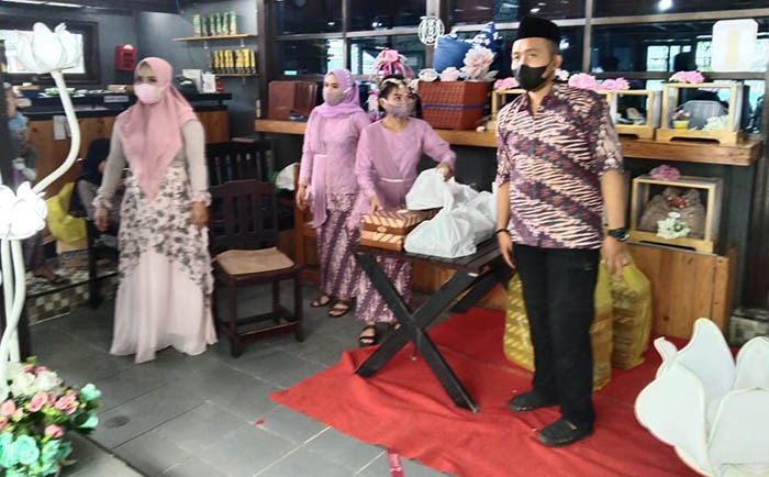 TINJAUAN: Satgas Karang Ambun melakukan peninjauan penerapan prokes pada resepsi pernikahan yang digelar di salah satu rumah makan di wilayah Karang Ambun kemarin.