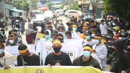 DUKUNGAN MORIL: Aliansi Pemuda Aktivis Masyarakat Berau (APAMB) berunjuk rasa di depan Sekretariat DPRD Golkar Kaltim, Jalan Mulawarman, Pelabuhan, Samarinda Kota, kemarin (30/6). Aksi yang semula berlangsung damai, berakhir ricuh.