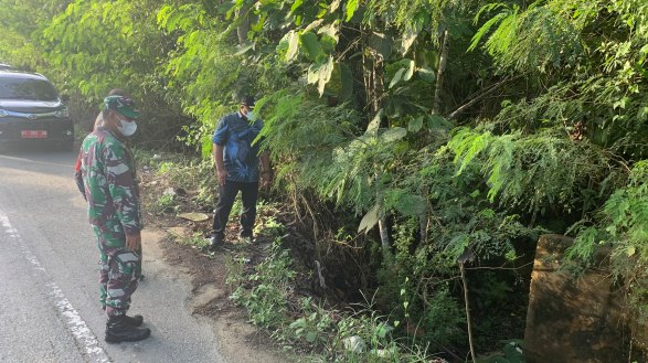 MENINJAU: Wakil Bupati Berau Gamalis saat meninjau jalan yang amblas di RT 2, Kampung Bapinang, Kecamatan Biatan beberapa waktu lalu.