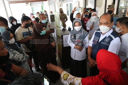 DISERBU: Kegiatan vaksinasi yang dilakukan Dinas Kesehatan Berau diserbu warga, (7/7). Bahkan warga rela antre dari pagi untuk mendapatkan suntikan vaksin dosis pertama itu. Tampak Bupati Berau Sri Juniarsih memantau kegiatan tersebut.