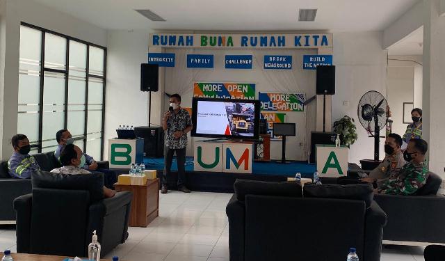 BERI PENJELASAN: Camat Gunung Tabur, Anang Saprani, saat memberikan pemaparan kepada karyawan PT BUMA usai berkeliling mengecek penerapan protocol kesehatan di lingkungan perusahaan tersebut.