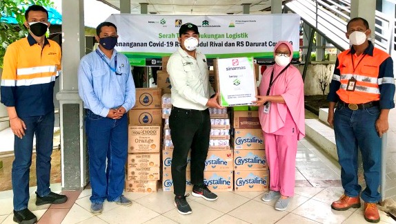 DUKUNGAN PIHAK KETIGA: Perwakilan PT Berau Coal bersama mitra kerjanya, menyalurkan bantuan logistik kepada manajemen RSUD dr Abdul Rivai, kemarin.