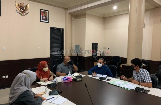 BAKAL LIBATKAN PERUSAHAAN: Bupati Berau Sri Juniarsih, didampingi Wabup Gamalis, memimpin rapat soal bantuan untuk UMKM, kemarin (16/7).