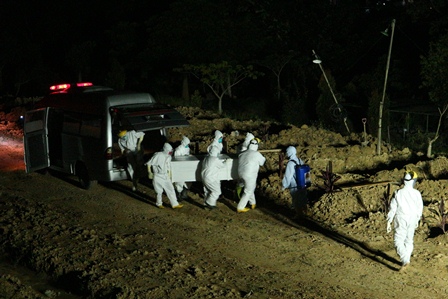 KHUSUS PERKOTAAN: Pemakaman pasien di tempat pemakaman khusus Covid-19 di Jalan Bukit Ria, Tanjung Redeb, beberapa waktu lalu.