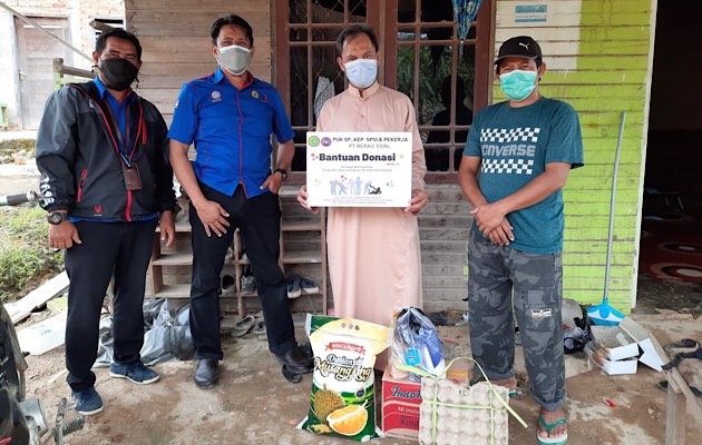 RINGANKAN BEBAN WARGA: SPKEP PT Berau Coal turut menyalurkan bantuan sosial kepada masyarakat terdampak pandemi Covid-19 dan PPKM Darurat.