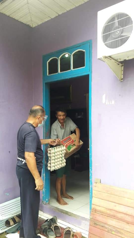 SALURKAN SEMBAKO: Satgas RT dan kelurahan menyalurkan bantuan sembako dari partisipasi warga beberapa waktu lalu.