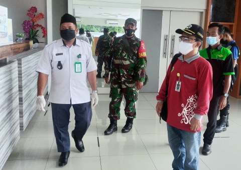 SIDAK HOTEL: Satgas Kelurahan Gayam melakukan sidak ke salah satu hotel yang memberikan layanan karantina bagi karyawan perusahaan, Rabu (21/7).