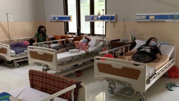 TAMBAH RUANGAN: Ruang perawatan khusus pasien Covid-19 di RSUD dr Abdul Rivai sudah terisi penuh. Pihak RSUD harus menambah satu ruangan untuk menampung pasien yang terus bertambah.