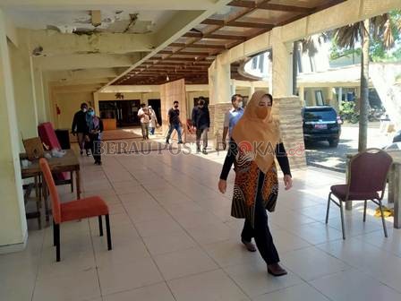 ANTISIPASI LONJAKAN KASUS: Bupati Berau, Sri Juniarsih saat meninjau pembangunan kamar darurat di RSD.