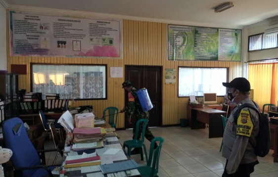 SEMPROT DISINFEKTAN: Satgas Kelurahan Gayam melakukan penyemprotan disinfektan di kantor BKPP. Serta beberapa lokasi lainnya seperti di Jalan Veteran, Jalan Andika dan Jalan Singkuang, Jumat (24/6) lalu.