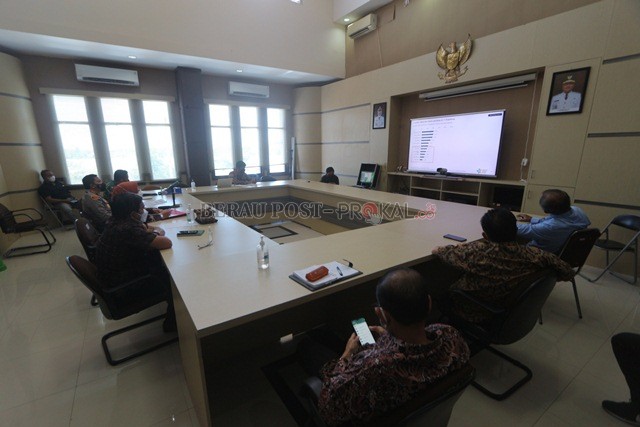 EVALUASI PPKM: Bupati Berau, Sri Juniarsih, mengikuti rapat evaluasi pelaksanaan PPKM level 4 di luar Jawa dan Bali, kemarin (31/7).