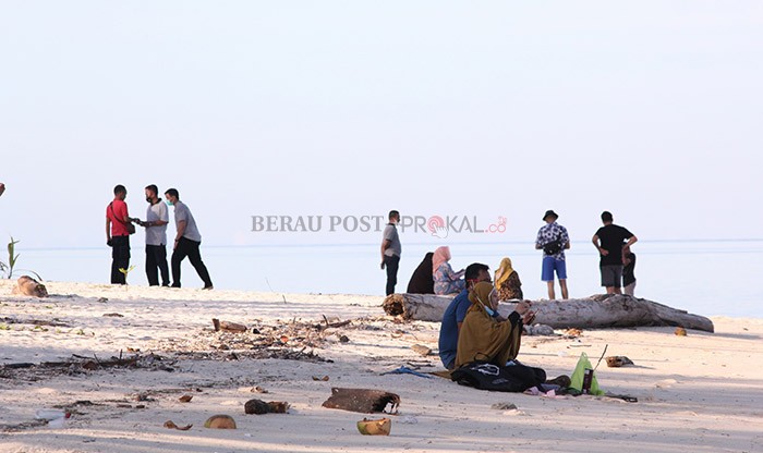 MASIH DITUTUP: Masyarakat saat berwisata di Pulau Derawan beberapa waktu lalu. Saat ini, objek-objek wisata di Berau harus ditutup sementara selama PPKM level 4.