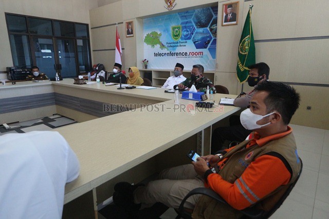 KENDALA NAKES: Bupati Berau, Sri Juniarsih mengikuti teleconference bersama Gubernur Kaltim, kemarin (4/8). Dalam rapat ini dibahas masalah penanganan Covid-19.