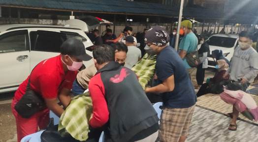 POLEMIK COVID: Keluarga saat membawa jenazah pasien melewati pasien-pasien lain di ruang IGD RSUD dr Abdul Rivai.