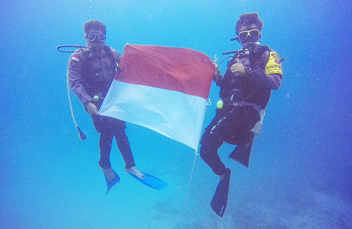 DI BAWAH LAUT: Pengibaran Bendera Merah Putih dalam rangka HUT ke-76 Kemerdekaan Republik Indonesia sukses dilaksanakan di bawah laut perairan Pulau Maratua.