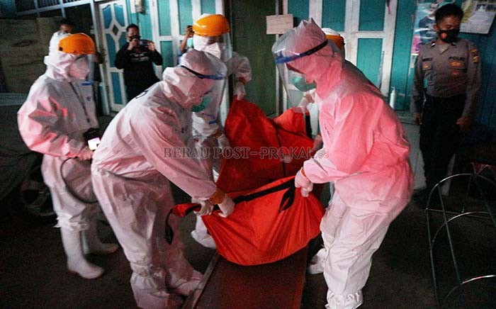 PENEMUAN JENAZAH: Warga Jalan Merah Delima Kecamatan Tanjung Redeb digegerkan dengan penemuan jenazah wanita dewasa di salah satu indekos pada pukul 17.00 Wita, Selasa (24/8).