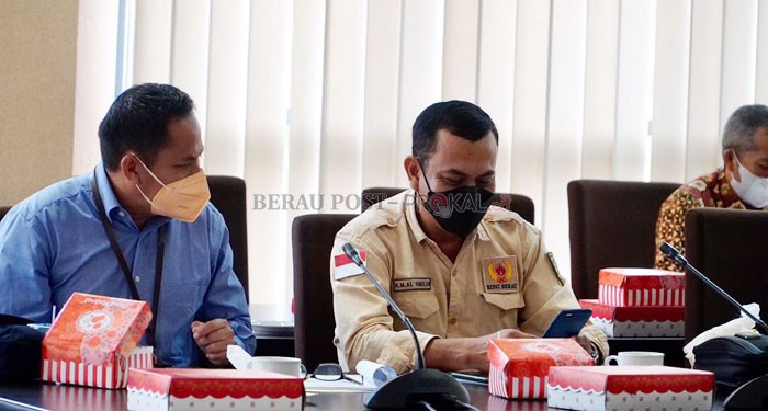 PERSIAPKAN DENGAN BAIK: Ketua KONI Berau, Al Hamid bersama Kadispora Berau, Amiruddin.