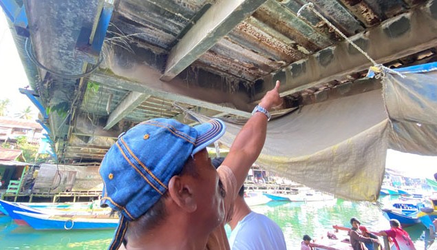 TERMAKAN USIA: Masyarakat menunjukkan kondisi bawah jembatan Talisayan yang mulai keropos.