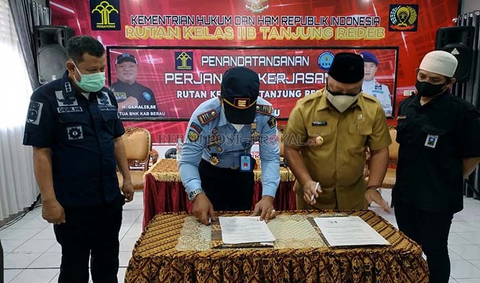 TEKEN KERJA SAMA: Kepala Rutan Klas IIB Tanjung Redeb bersama Ketua BNK Berau, menandatangani perjanjian kerja sama mengenai pemberantasan dan pencegahan penyalahgunaan narkoba kemarin.