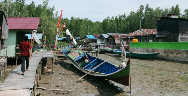 MASIH ADA BLANK SPOT: Warga di Kampung Teluk Semanting masih belum bisa menikmati jaringan telekomunikasi secara merata. Karena jaringan internet di kampung ini hanya terdapat di beberapa titik.