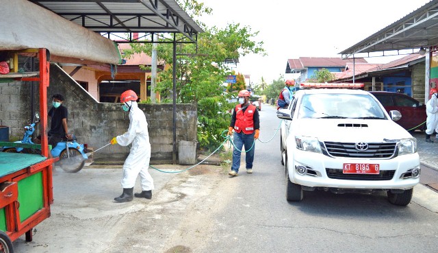 ATASI COVID-19: Relawan PMI Berau saat melakukan penyemprotan disinfektan untuk menekan penularan Covid-19 beberapa waktu lalu.